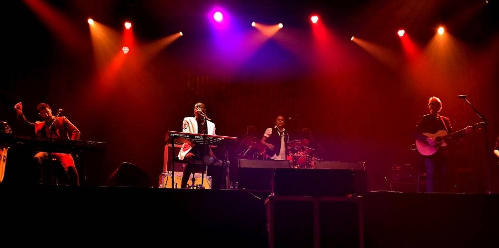  Mike + The Mechanics se proletěli pražskou Lucernou