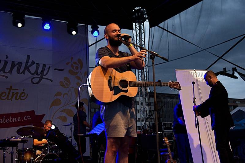 Dožínky na Letné obohatili svými koncerty Slza, Ewa Farna, Voxel nebo Pokáč