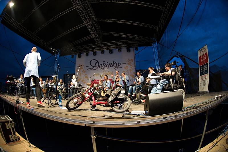 Dožínky na Letné obohatili svými koncerty Slza, Ewa Farna, Voxel nebo Pokáč