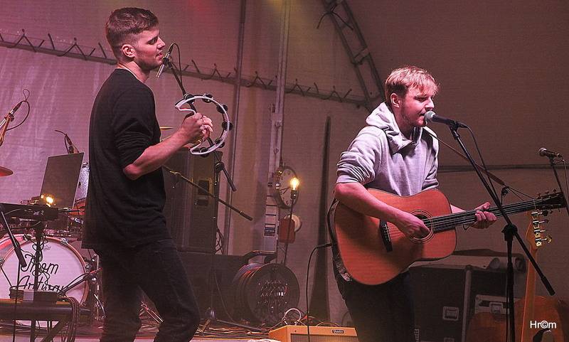 Ekompilace završila své turné v Krnově, na tamním náměstí zářili Wohnout a Thom Artway