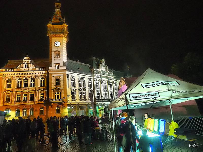 Ekompilace završila své turné v Krnově, na tamním náměstí zářili Wohnout a Thom Artway