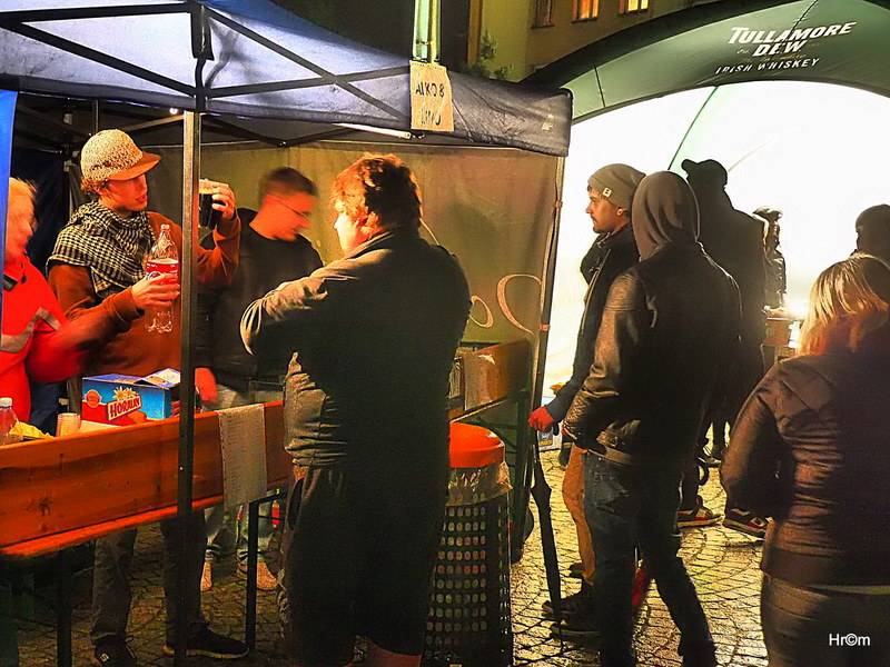 Ekompilace završila své turné v Krnově, na tamním náměstí zářili Wohnout a Thom Artway