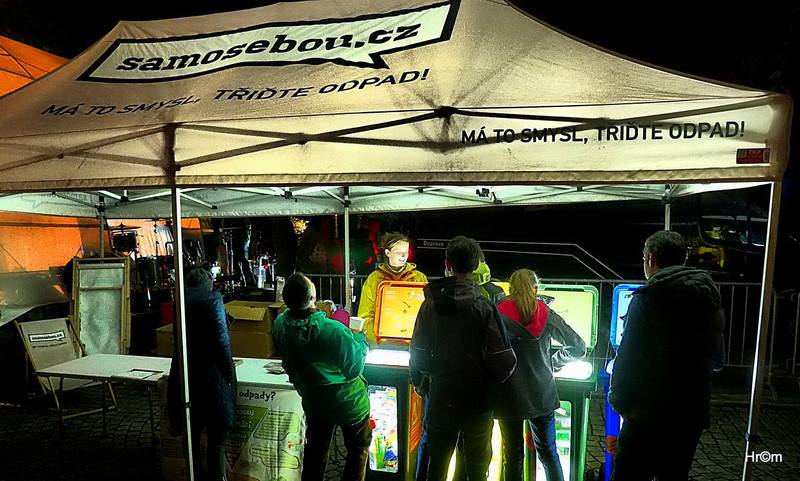 Ekompilace završila své turné v Krnově, na tamním náměstí zářili Wohnout a Thom Artway