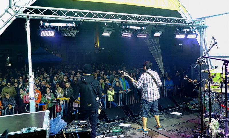 Ekompilace završila své turné v Krnově, na tamním náměstí zářili Wohnout a Thom Artway