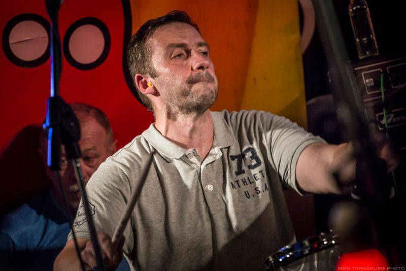 Brutus svým fanouškům ve Vagonu předvedl bigbítovou smršť 