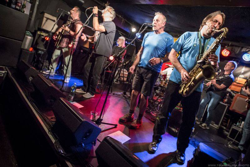 Brutus svým fanouškům ve Vagonu předvedl bigbítovou smršť 