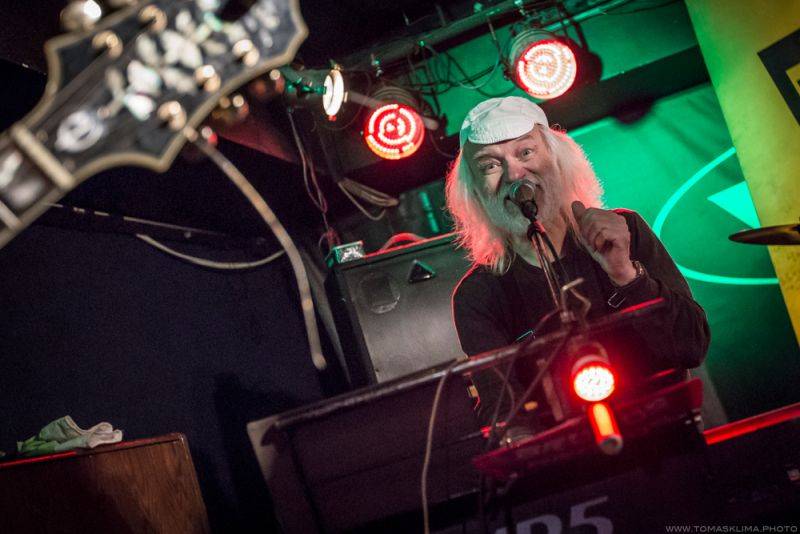 Brutus svým fanouškům ve Vagonu předvedl bigbítovou smršť 