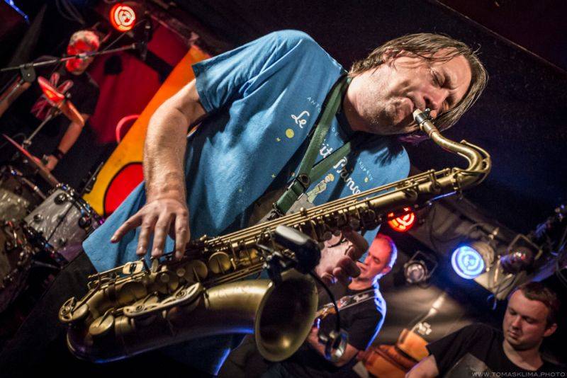 Brutus svým fanouškům ve Vagonu předvedl bigbítovou smršť 