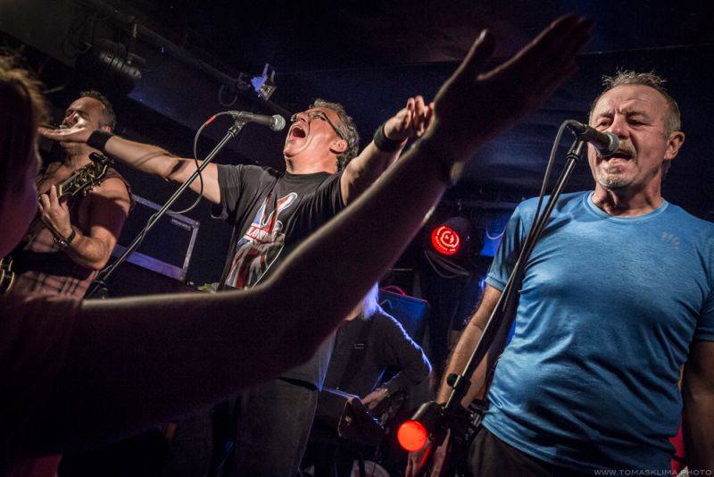 Brutus svým fanouškům ve Vagonu předvedl bigbítovou smršť 