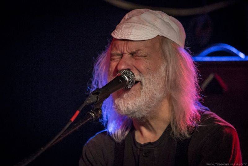 Brutus svým fanouškům ve Vagonu předvedl bigbítovou smršť 