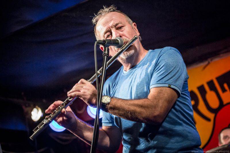 Brutus svým fanouškům ve Vagonu předvedl bigbítovou smršť 