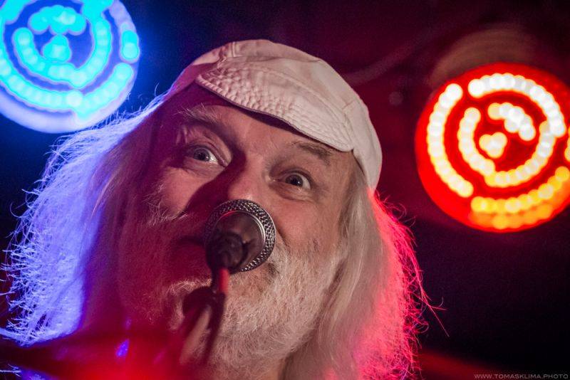 Brutus svým fanouškům ve Vagonu předvedl bigbítovou smršť 