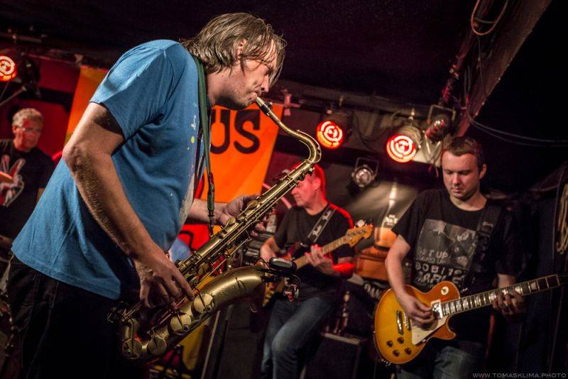 Brutus svým fanouškům ve Vagonu předvedl bigbítovou smršť 