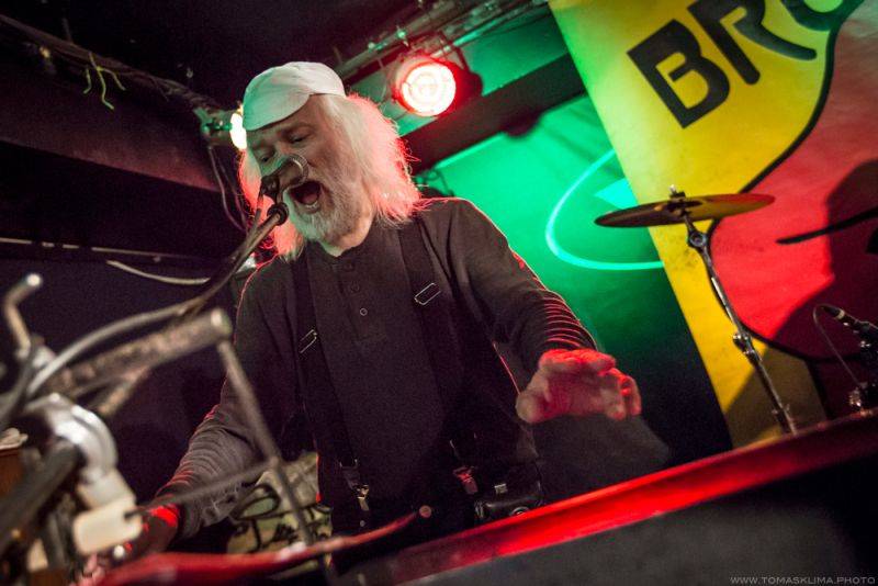 Brutus svým fanouškům ve Vagonu předvedl bigbítovou smršť 