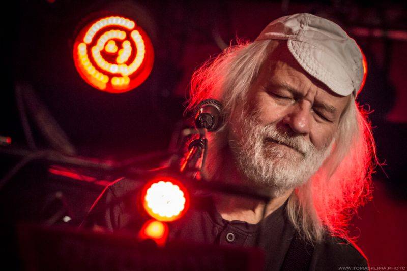 Brutus svým fanouškům ve Vagonu předvedl bigbítovou smršť 