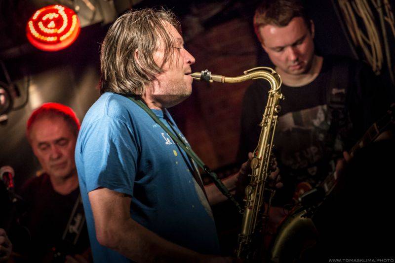 Brutus svým fanouškům ve Vagonu předvedl bigbítovou smršť 