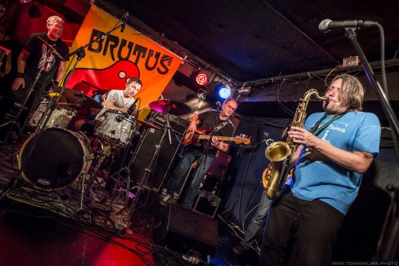 Brutus svým fanouškům ve Vagonu předvedl bigbítovou smršť 