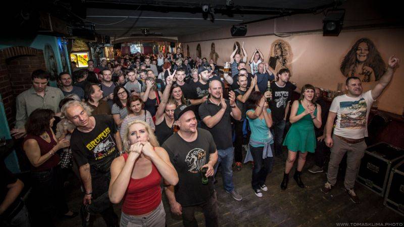 Brutus svým fanouškům ve Vagonu předvedl bigbítovou smršť 