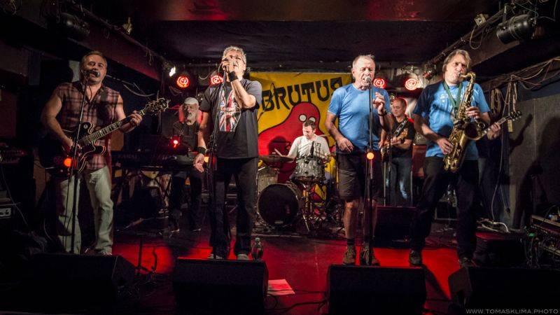 Brutus svým fanouškům ve Vagonu předvedl bigbítovou smršť 