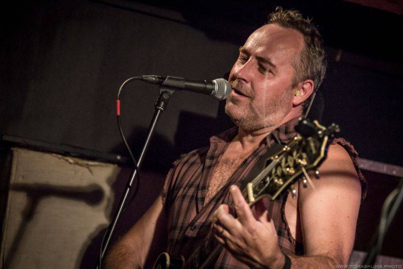 Brutus svým fanouškům ve Vagonu předvedl bigbítovou smršť 