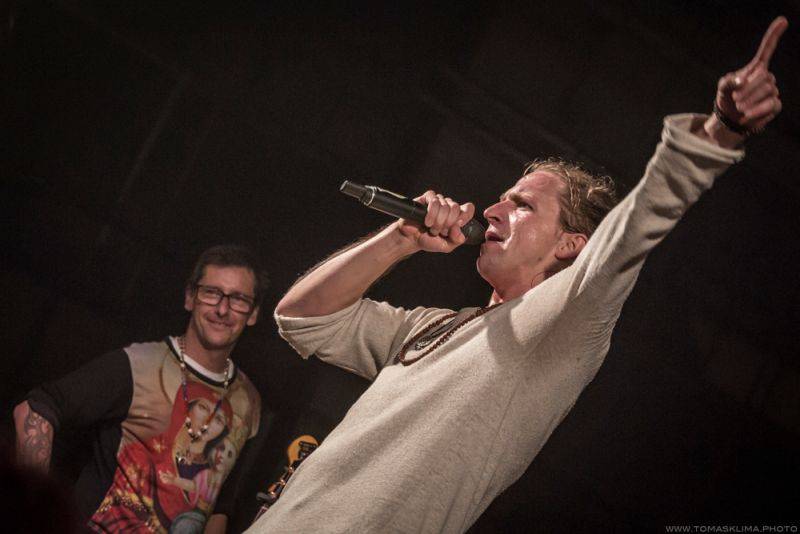 Tomáš Klus hrál v Pragovce téměř tři hodiny, jeho hosty byli Thom Artway nebo manželka Tamara