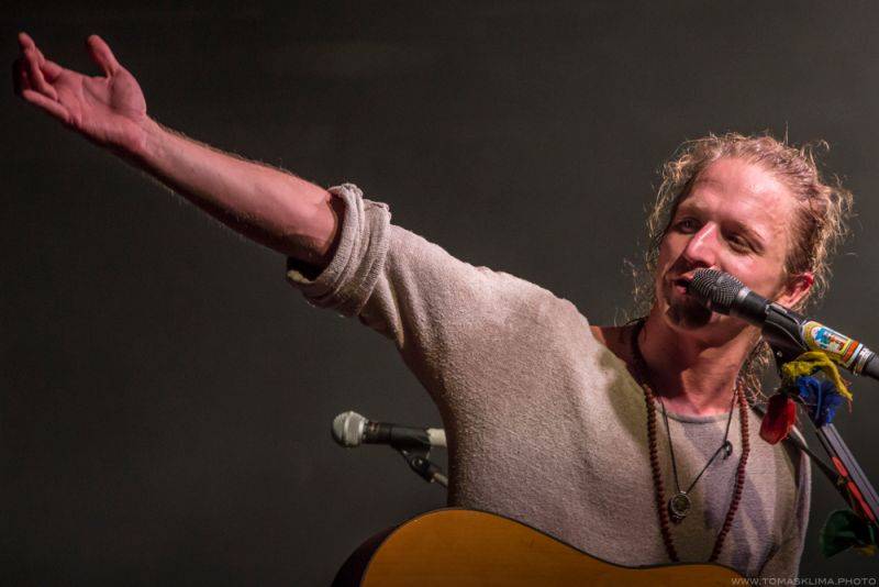 Tomáš Klus hrál v Pragovce téměř tři hodiny, jeho hosty byli Thom Artway nebo manželka Tamara