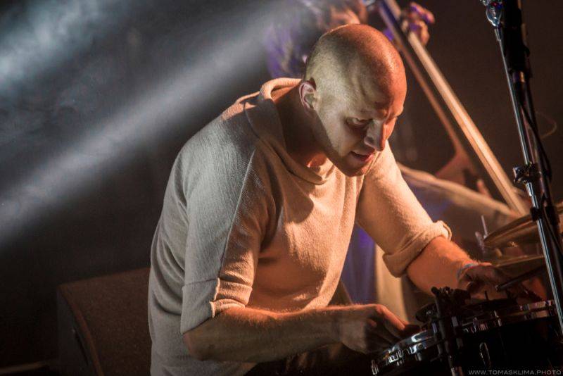 Tomáš Klus hrál v Pragovce téměř tři hodiny, jeho hosty byli Thom Artway nebo manželka Tamara