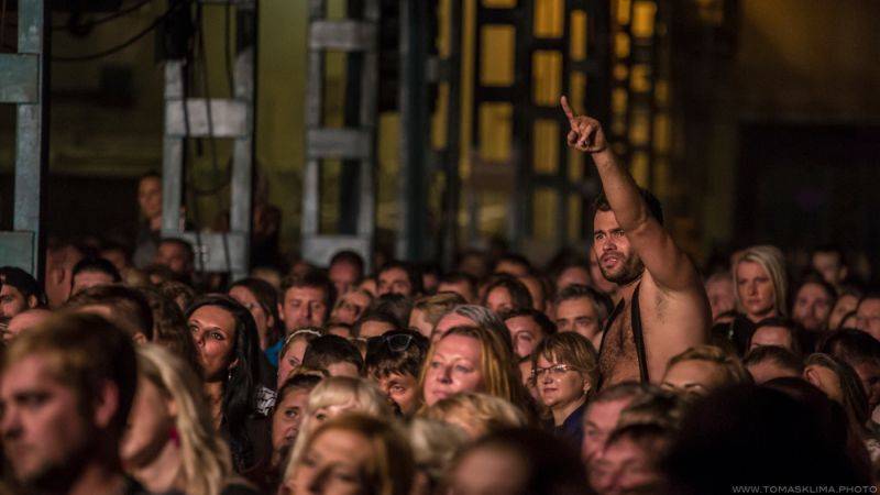 Tomáš Klus hrál v Pragovce téměř tři hodiny, jeho hosty byli Thom Artway nebo manželka Tamara