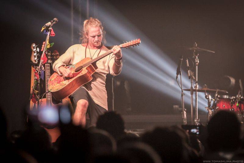 Tomáš Klus hrál v Pragovce téměř tři hodiny, jeho hosty byli Thom Artway nebo manželka Tamara