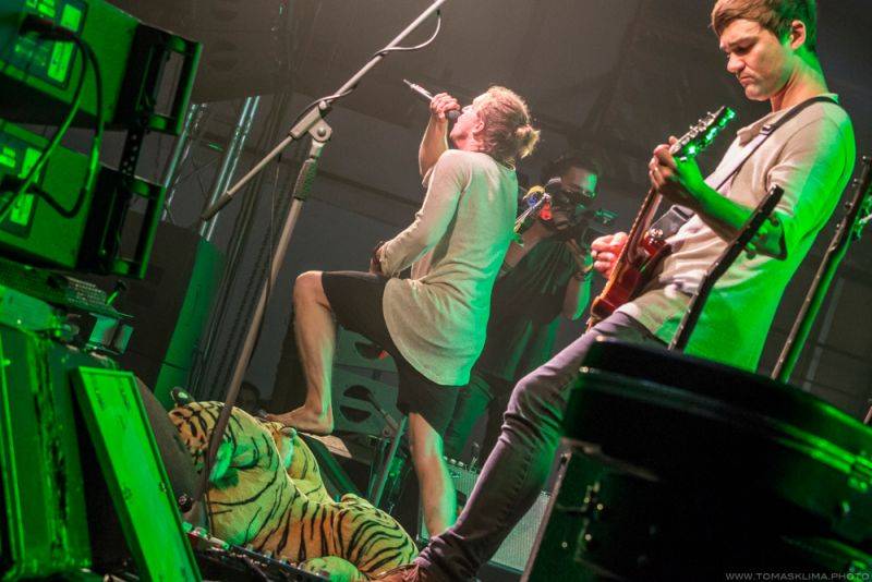 Tomáš Klus hrál v Pragovce téměř tři hodiny, jeho hosty byli Thom Artway nebo manželka Tamara