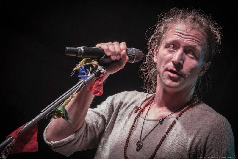 Tomáš Klus hrál v Pragovce téměř tři hodiny, jeho hosty byli Thom Artway nebo manželka Tamara