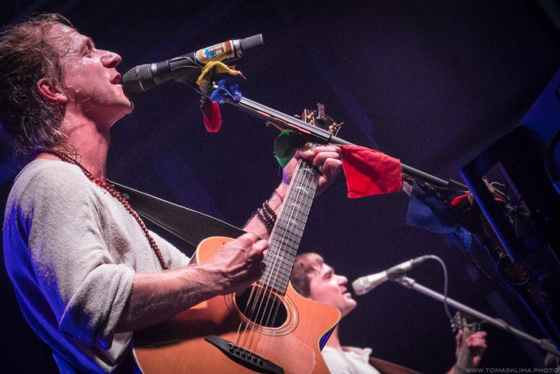 Tomáš Klus hrál v Pragovce téměř tři hodiny, jeho hosty byli Thom Artway nebo manželka Tamara