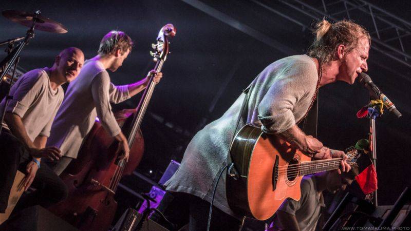 Tomáš Klus hrál v Pragovce téměř tři hodiny, jeho hosty byli Thom Artway nebo manželka Tamara