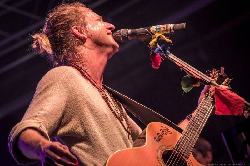 Tomáš Klus hrál v Pragovce téměř tři hodiny, jeho hosty byli Thom Artway nebo manželka Tamara