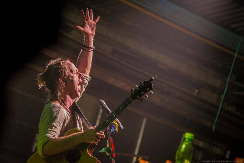 Tomáš Klus hrál v Pragovce téměř tři hodiny, jeho hosty byli Thom Artway nebo manželka Tamara