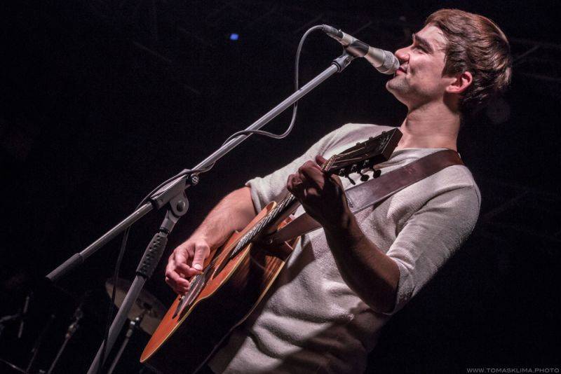 Tomáš Klus hrál v Pragovce téměř tři hodiny, jeho hosty byli Thom Artway nebo manželka Tamara