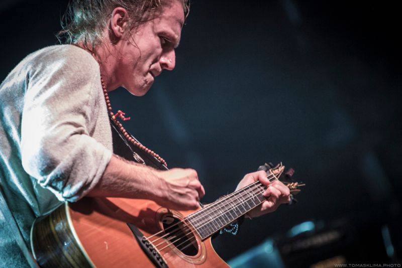 Tomáš Klus hrál v Pragovce téměř tři hodiny, jeho hosty byli Thom Artway nebo manželka Tamara