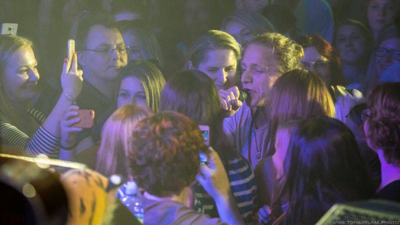 Tomáš Klus hrál v Pragovce téměř tři hodiny, jeho hosty byli Thom Artway nebo manželka Tamara