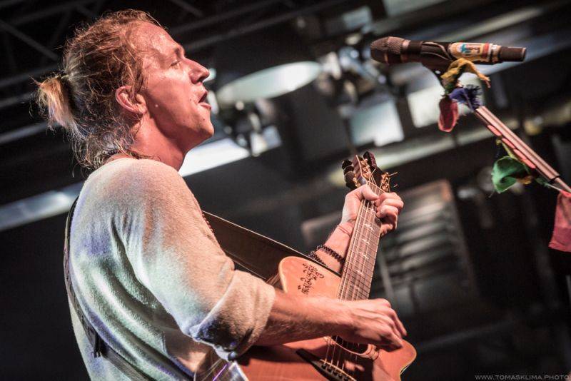 Tomáš Klus hrál v Pragovce téměř tři hodiny, jeho hosty byli Thom Artway nebo manželka Tamara