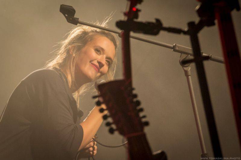 Tomáš Klus hrál v Pragovce téměř tři hodiny, jeho hosty byli Thom Artway nebo manželka Tamara