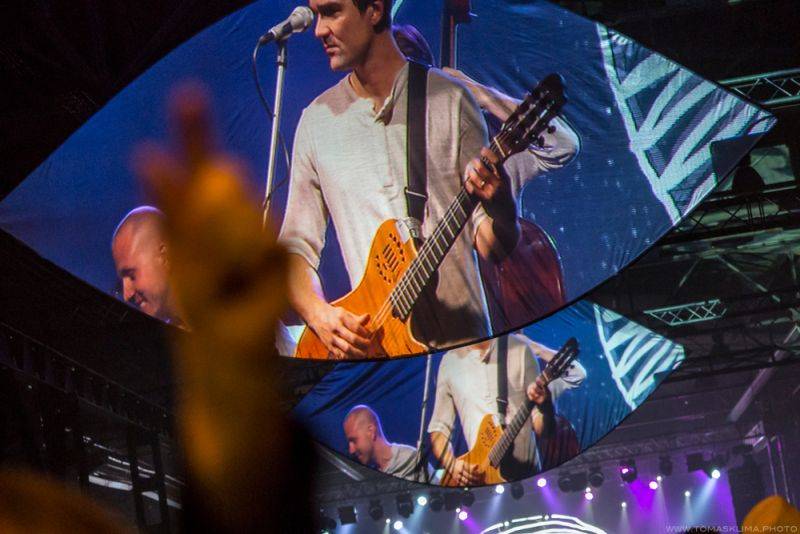 Tomáš Klus hrál v Pragovce téměř tři hodiny, jeho hosty byli Thom Artway nebo manželka Tamara