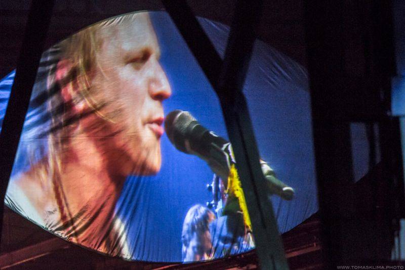 Tomáš Klus hrál v Pragovce téměř tři hodiny, jeho hosty byli Thom Artway nebo manželka Tamara