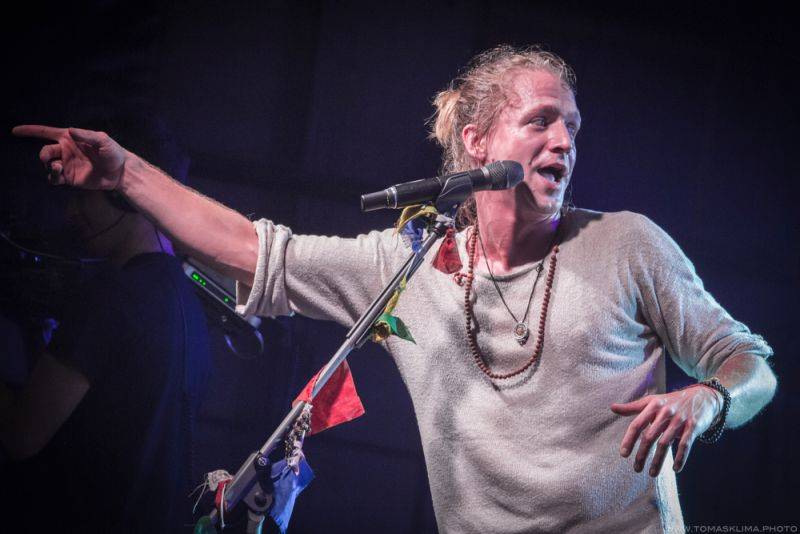 Tomáš Klus hrál v Pragovce téměř tři hodiny, jeho hosty byli Thom Artway nebo manželka Tamara