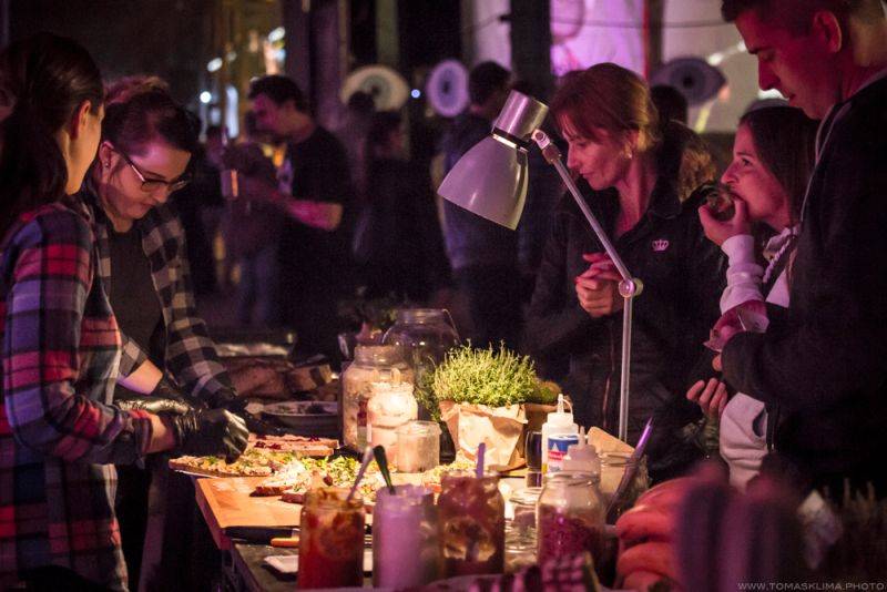 Tomáš Klus hrál v Pragovce téměř tři hodiny, jeho hosty byli Thom Artway nebo manželka Tamara