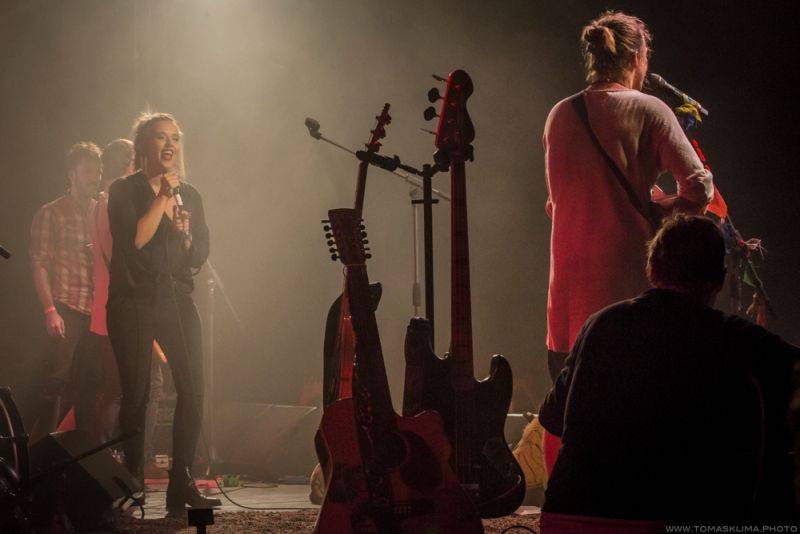 Tomáš Klus hrál v Pragovce téměř tři hodiny, jeho hosty byli Thom Artway nebo manželka Tamara