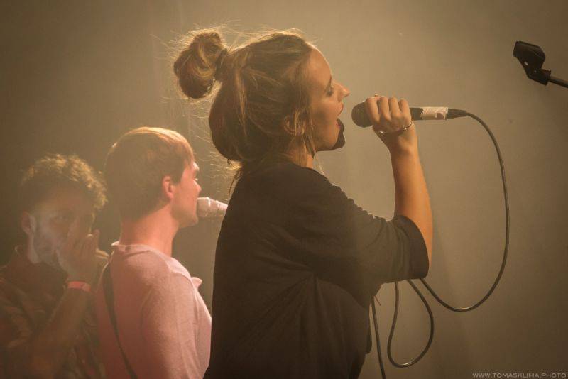 Tomáš Klus hrál v Pragovce téměř tři hodiny, jeho hosty byli Thom Artway nebo manželka Tamara