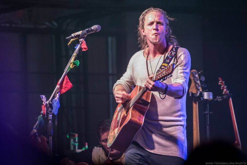 Tomáš Klus hrál v Pragovce téměř tři hodiny, jeho hosty byli Thom Artway nebo manželka Tamara