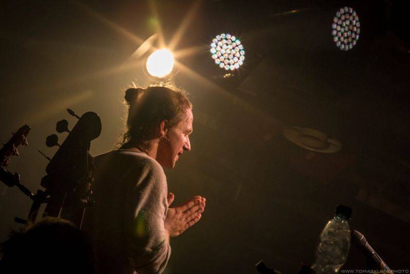 Tomáš Klus hrál v Pragovce téměř tři hodiny, jeho hosty byli Thom Artway nebo manželka Tamara