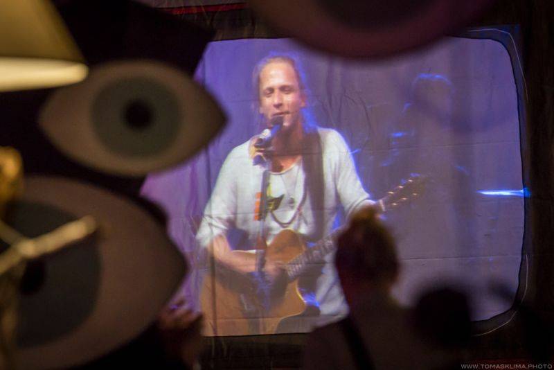 Tomáš Klus hrál v Pragovce téměř tři hodiny, jeho hosty byli Thom Artway nebo manželka Tamara