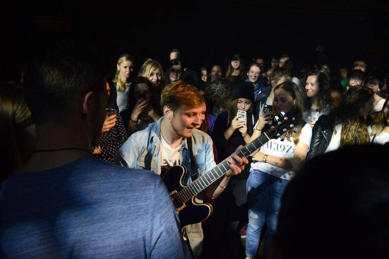 Thom Artway v Paláci Akropolis vzpomínal na cesty po světě a zahrál hned několik novinek